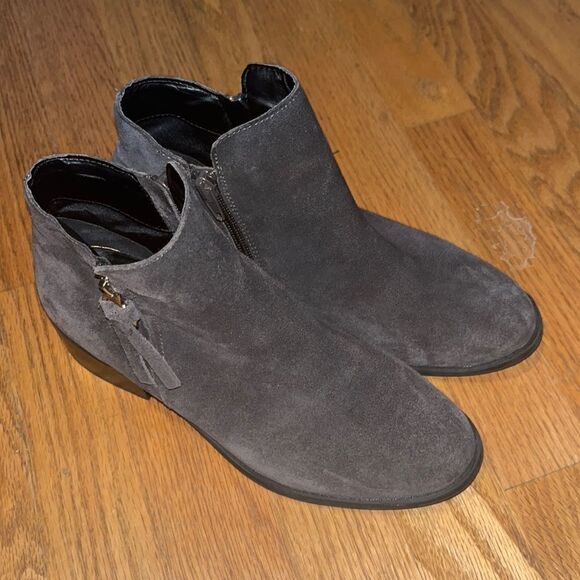 Steve Madden “Dacey” Gray Leather Ankle Booties w/ Silver Hardware & Tassel- 6M - Picture 1 of 11